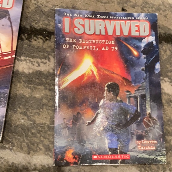 Books that me and my friend wanted to sell - Picture 5 of 10